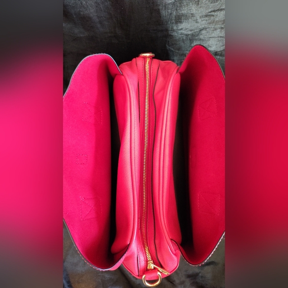 🩷Mellow World Hot Pink Purse | Gold Hardware | Excellent Condition - Picture 9 of 16